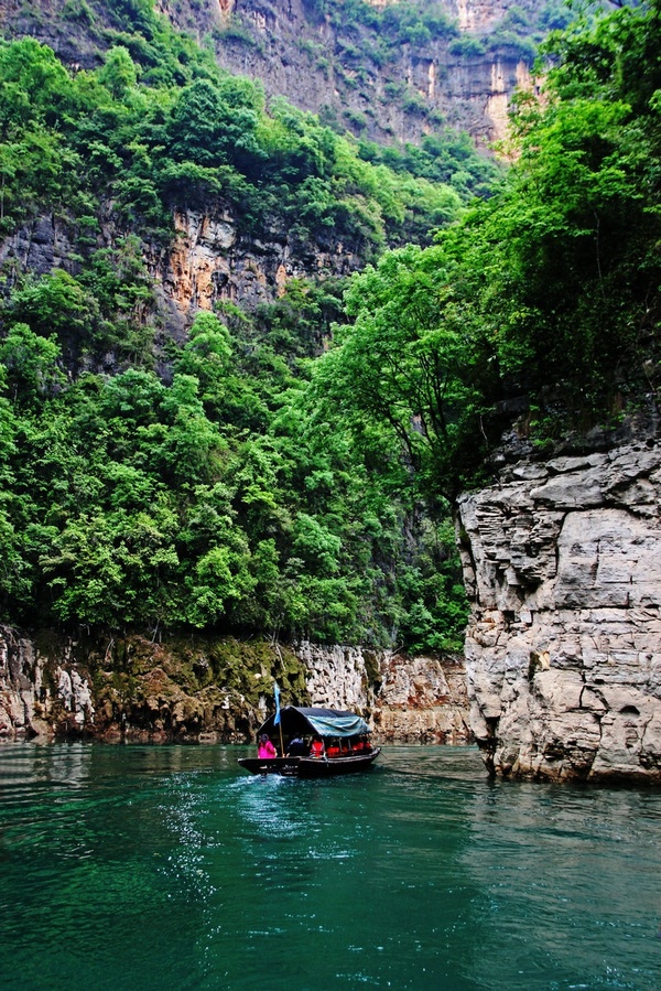 筆直一線,水平如鏡,沙石潔白,故名長灘峽 秦王峽東岸有一個大溶洞,據