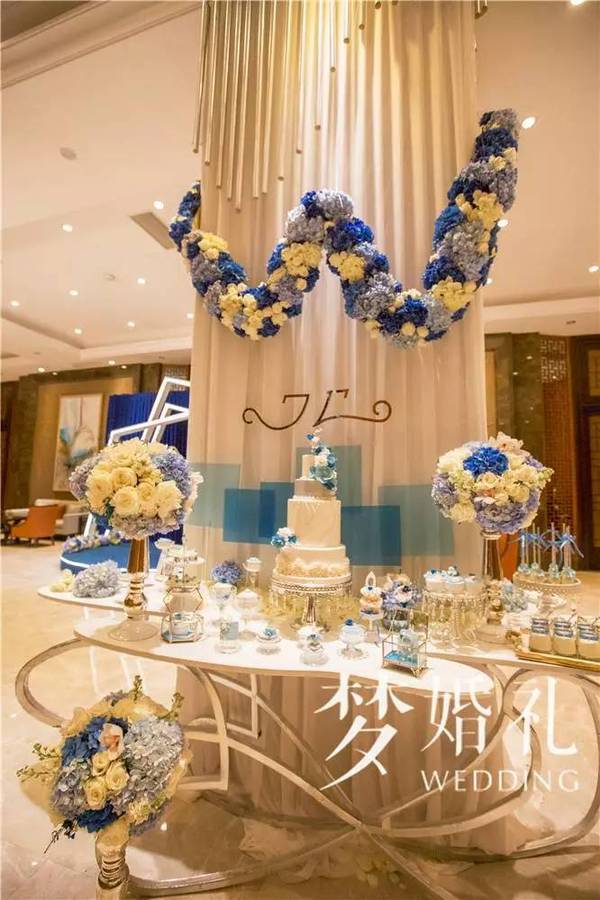 比较有意识的设计是甜品台的桌子,是专门定制的符合整个波浪设计的