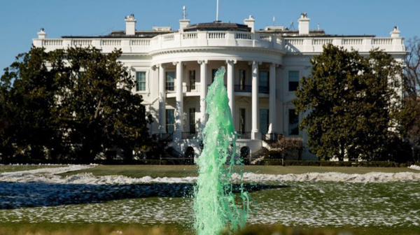 白宫南草坪的喷泉被"染成"绿色