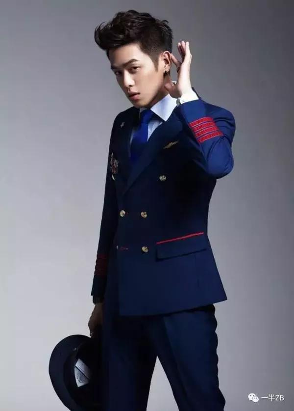 他是一身军装,不羁深情的张显宗; 他是少年一言,候鸟难追的裴尚轩; 他