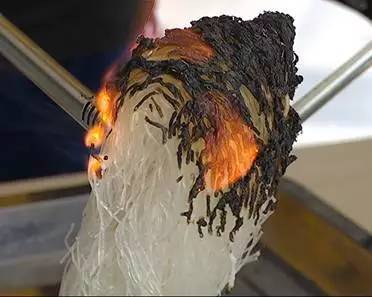 【传言】|刚买的粉丝一点就着,里面真的有塑料?