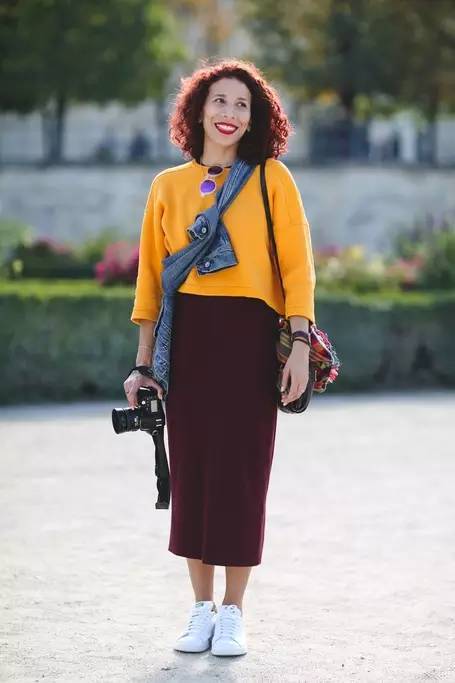 搭配要点:黄色短款卫衣 酒红色修身连衣裙 adidas stan smith白色板鞋