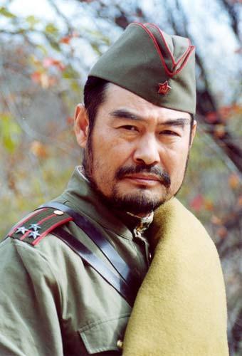 卷烟厂工人,硬汉形象出道,八十年代的荧屏偶像,最终熬成大导演