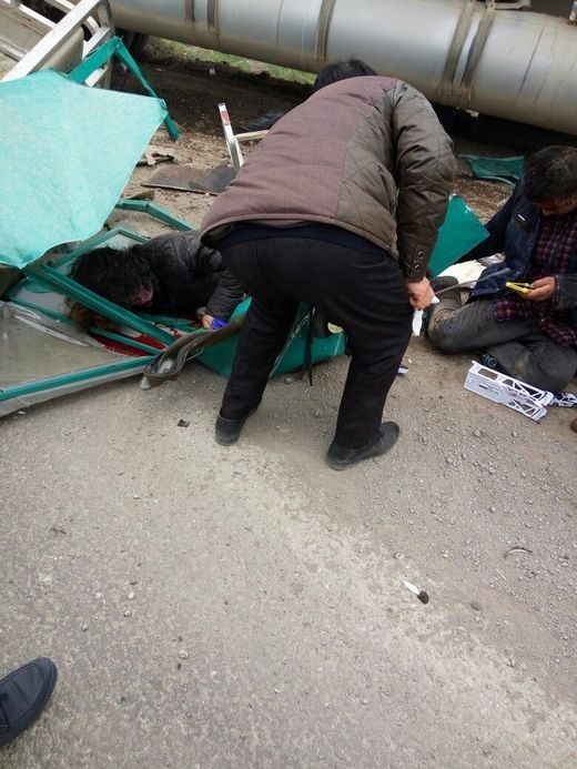 成武殡仪馆门口发生严重交通事故,现场惨不忍睹!