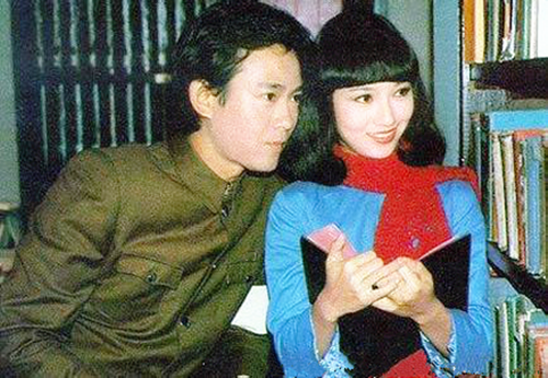 郑少秋赵雅芝饰演的《烽火飞花》剧照