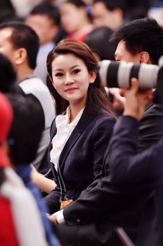 春风习习 美女记者殷樱两会采风花絮