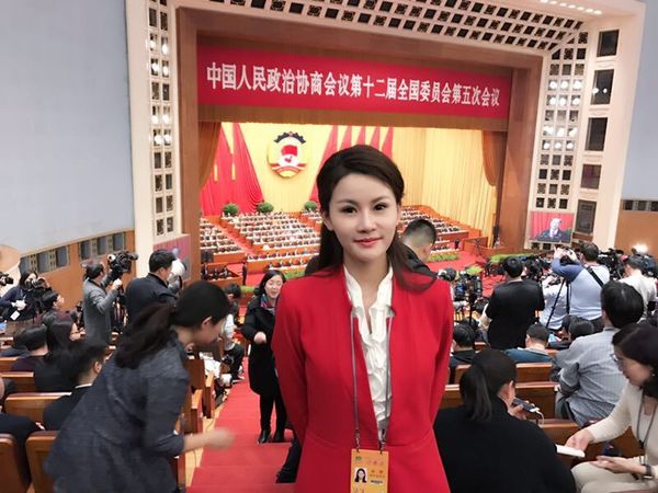 春风习习 美女记者殷樱两会采风花絮