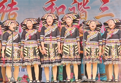 和谐瑶乡搭戏台 壮瑶共庆"三月三"(组图)