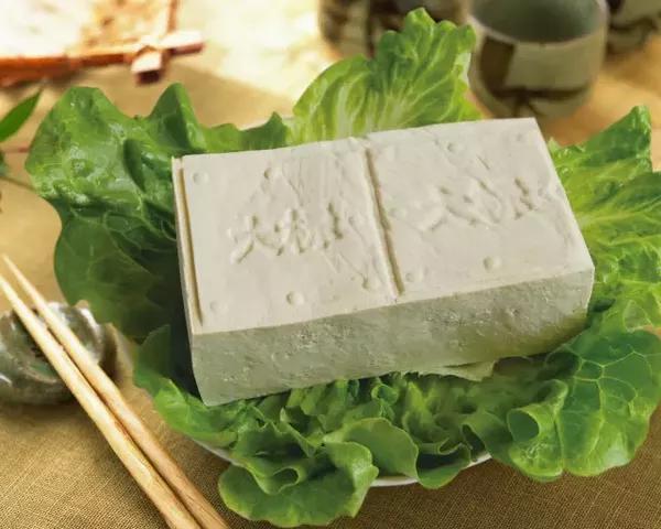 特點:即老豆腐,含水量較少.製作工藝沿襲傳統方法,豆味較濃.