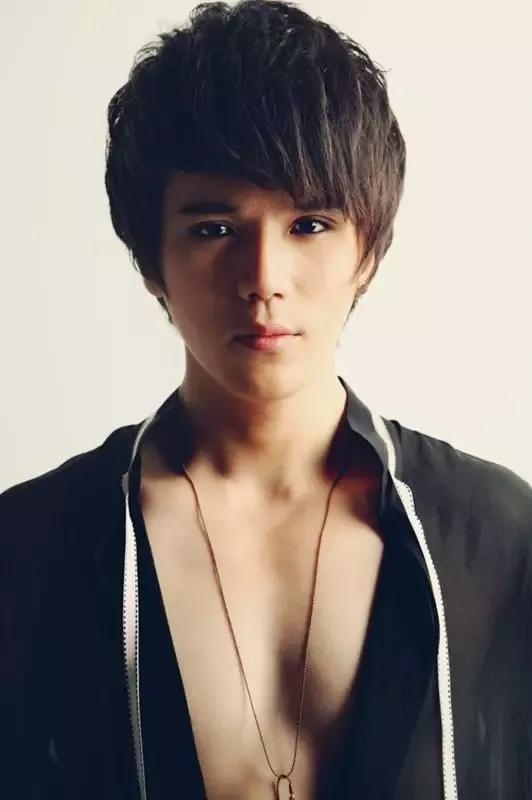 在音乐剧表演的锻炼中,王星凯的能力有了质一般的飞跃,从舞蹈到声乐再