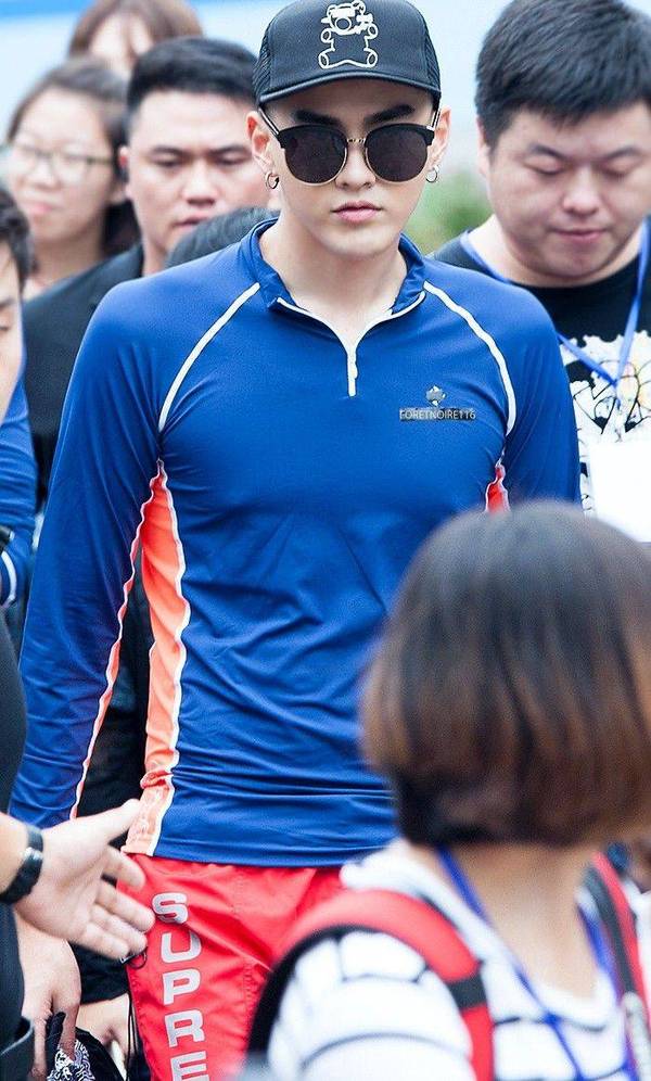 吴亦凡出席2017巴塞尔表展 一身蓝西服帅呆了!