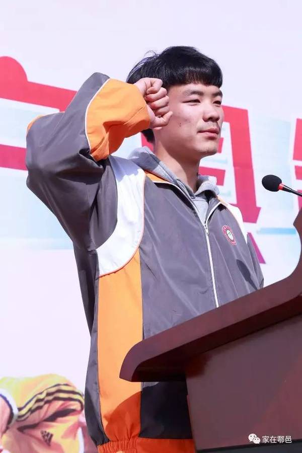 开幕式由教育局党委书记,局长靳林林同志主持, 第一项:奏国歌