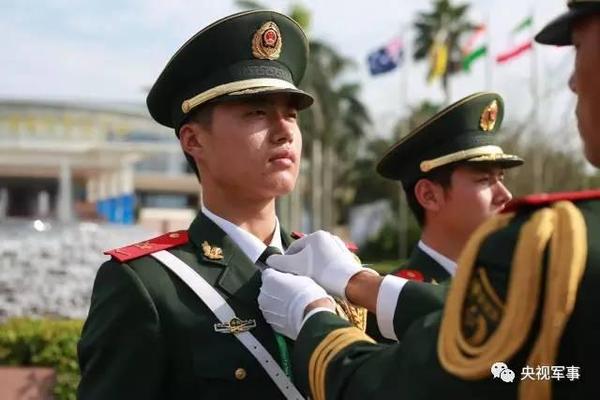 当武警穿上便装,对不起我还是在人群中一眼认出了你!