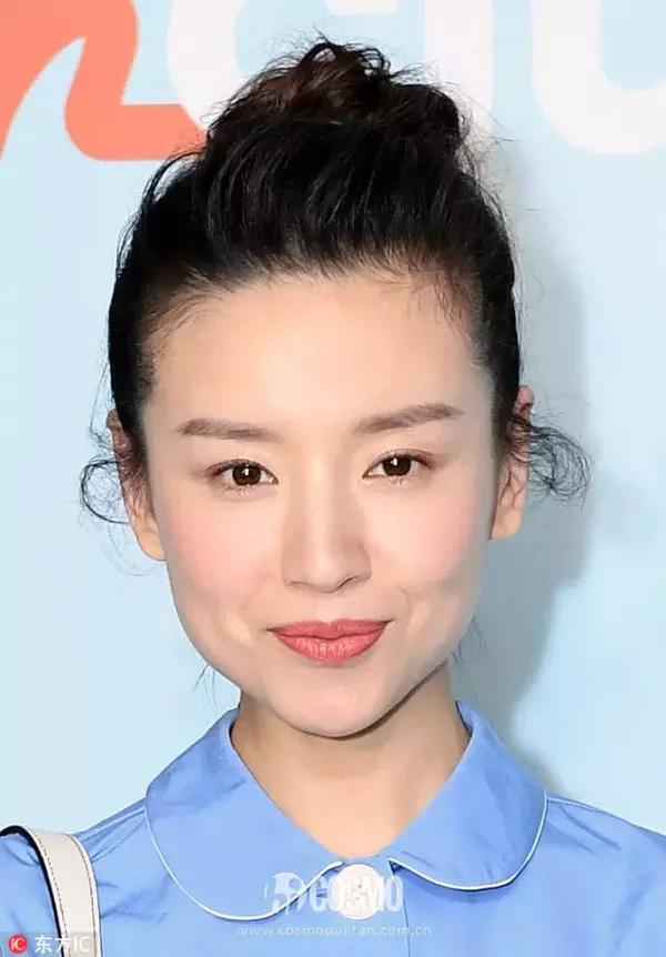 气质淑女内敛的董洁,妆容一直简单大方.