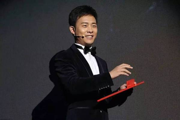 现实中,张译的演艺之路可谓是坎坎坷坷,张译从小的愿望是当一名播音员