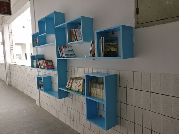 实验学校:开放式书架让学生随时享受阅读乐趣
