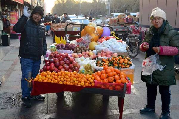 摄影师用相机随拍哈密街头为生活奔波忙碌的小贩