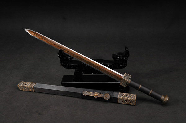 汉代的男子崇尚武力,男子成年后喜欢腰悬佩剑,奉为时尚.