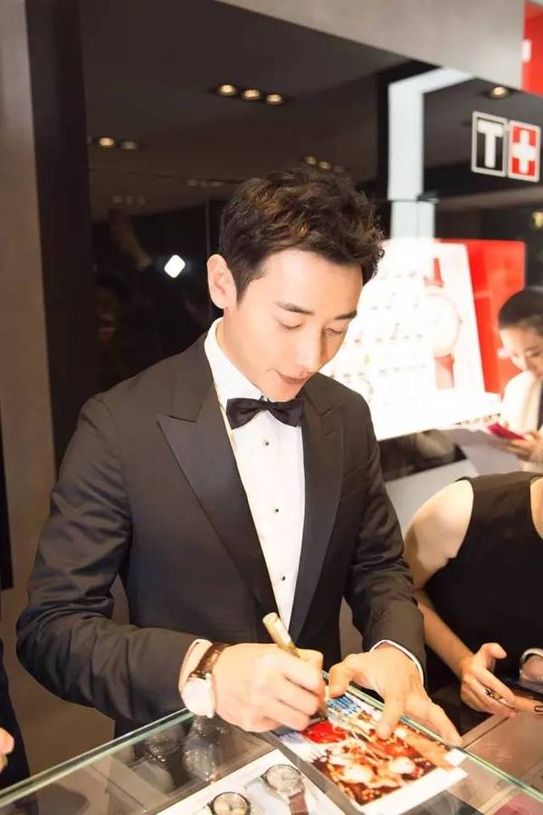 罗晋佩戴天梭宝环系列硅游丝款腕表