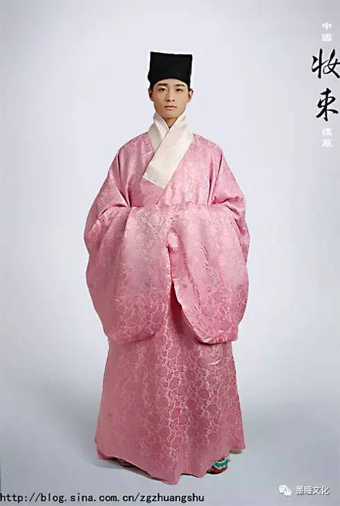 一种是道士穿的服装,一种是自中国古代汉服"褶"在明代演变为道袍;是