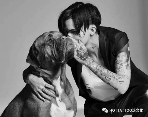 她曾大方地承认自己和女友拥有很棒的性生活 在《极限特工》里ruby对