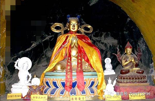 殿内正供"华严三圣",侧为十八罗汉,背面主塑观音,善财,龙女胁侍两旁