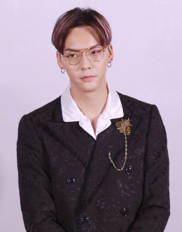 复古,文艺范儿一秒get√ 陈伟霆就把金丝眼镜玩得很6,反戴棒球帽