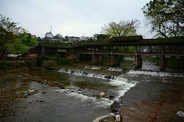 娛樂,觀光,餐飲,住宿為一體 1, 建 機 場 屏山將在2026——2030年建成