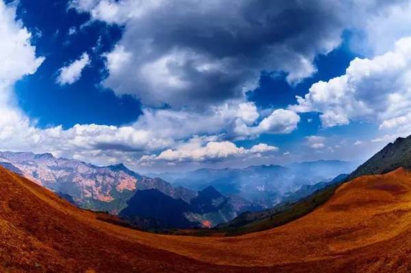 摄影/杨彦 百灵山景观以高山峡谷,高原草场,温泉瀑布,杜鹃林海和原始