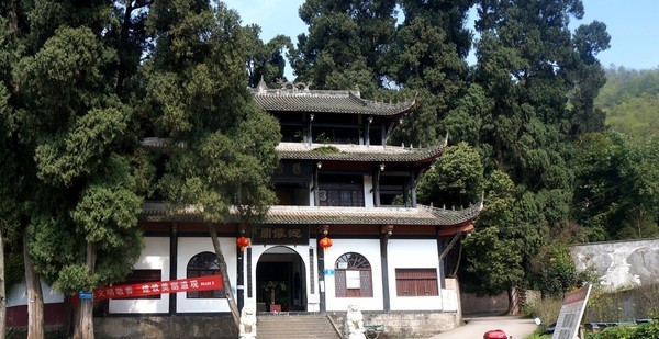 第一站,我们去了 鹤鸣山道观.