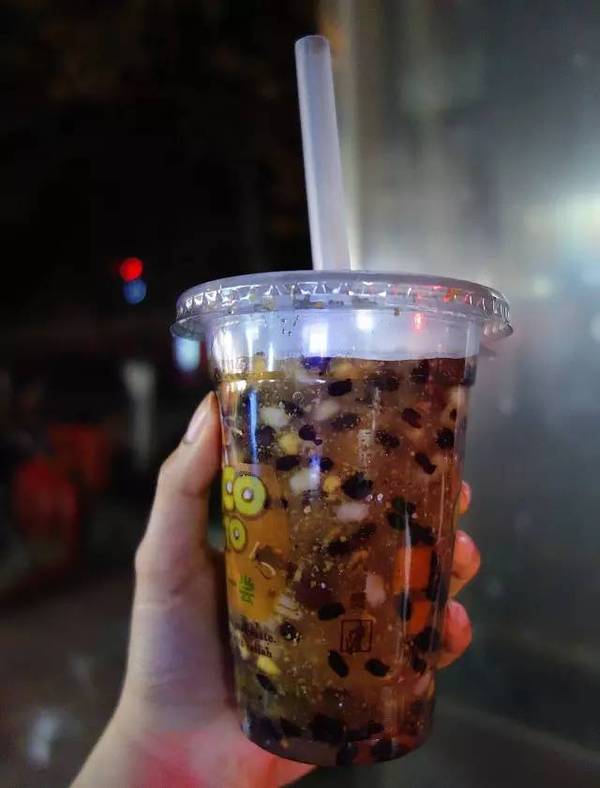 在合肥,老牌子小吃街总是离不开八宝龙茶,从小时候喝到现在都不腻