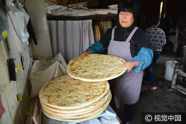 莒县一对夫妻烙大饼30年