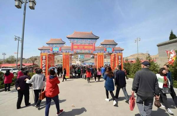 3月28日,游人在河津市九龙庙参加三月三古庙会