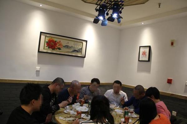 饭店雅间就餐场景,应吃货们要求,打了马赛克
