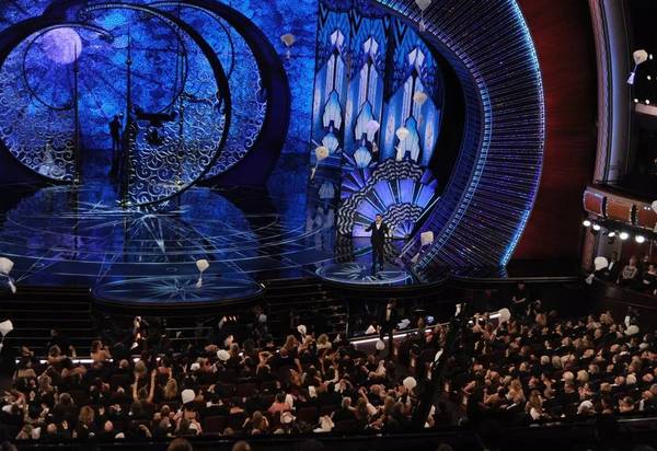 包括舞台布景,灯光,服装,化妆,绘景,道具等