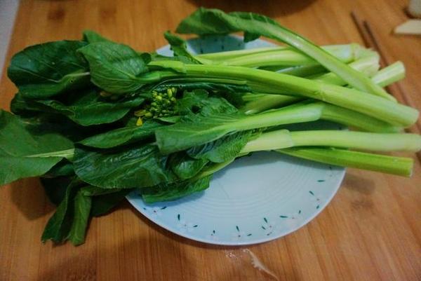 蒜末適量,辣椒油(根據個人口味可加可不加) 做法: 芥藍洗淨,切掉根部