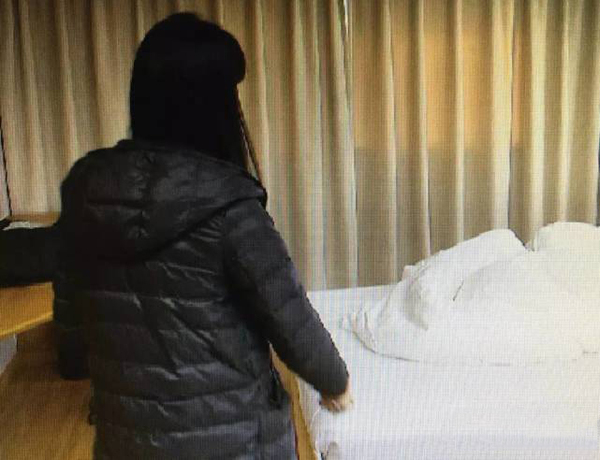 杭州一姑娘入住酒店 醒来看到床尾站着一个男的