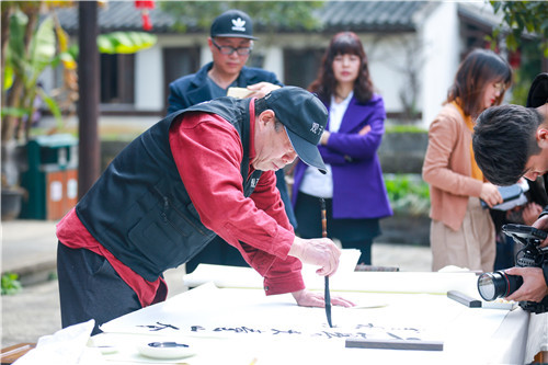 艺术家张喜成现场写书法