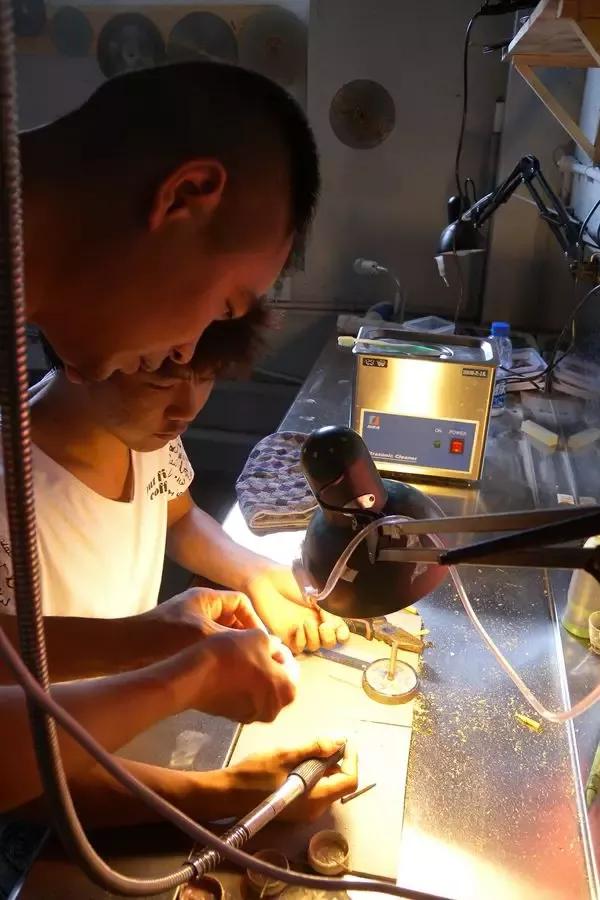 璞玉生辉,需要被不断琢磨,而人生中成就自我的过程亦像是琢玉的过程