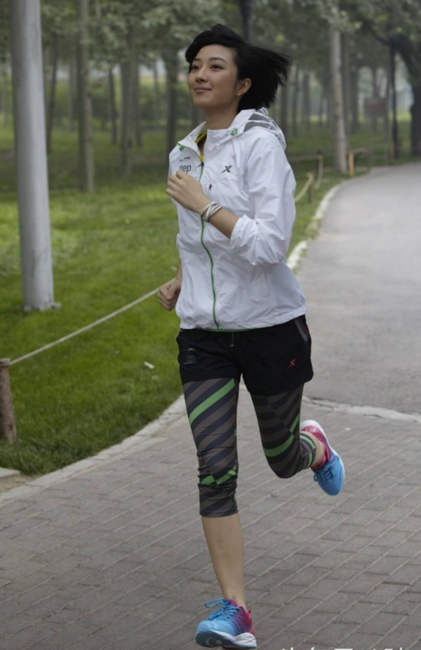 张雨绮很美,桂纶镁最帅气,热爱运动的明星跑步照