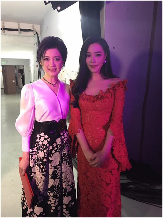 钟丽燕性感红裙亮相 与汪峰毛阿敏同台献唱感恩