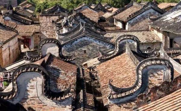德庆县永丰镇的古蓬村,历史悠久,不同风格的古宅瓦面,如翻开的页页