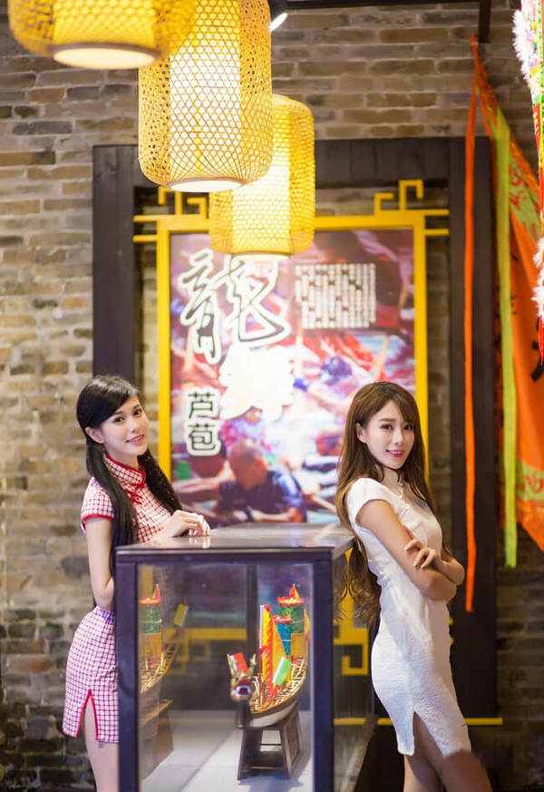 美女王曼妮旗袍美腿出境秀出不一样的美