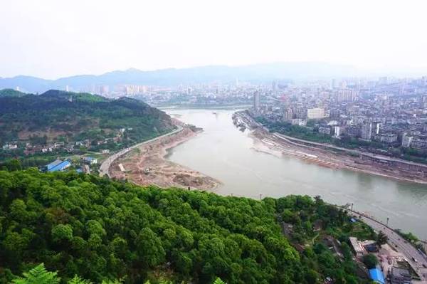 自从催科山这个玻璃栈道开放后,这里便成了"纵览宜宾城景"的好地方.