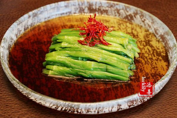 这菜绝对是我的心头爱,记得小时侯我超爱吃虾油浸渍的食物,而母亲却