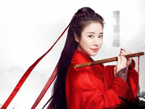 《扶摇皇后》杨幂一袭红衣已经如此美艳动人,而心如的红色耐看舒服,骨