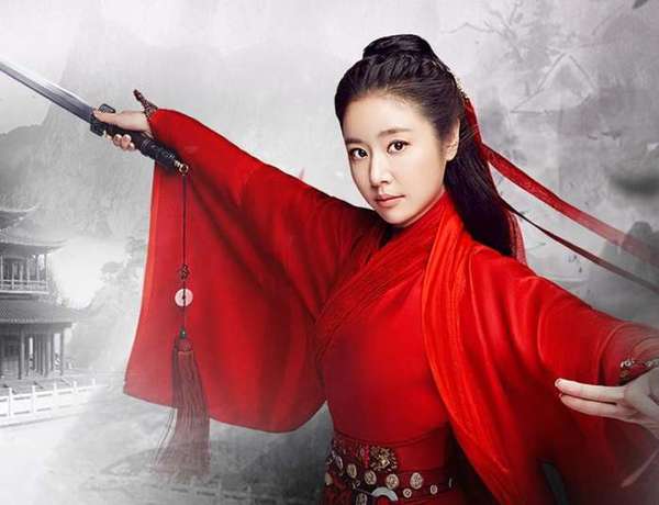 《扶摇皇后》杨幂一袭红衣已经如此美艳动人,而心如的红色耐看舒服,骨