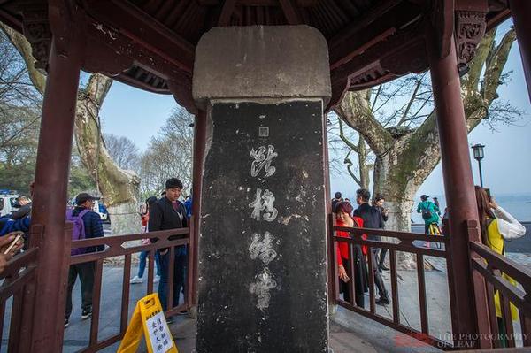 从苏小小墓到断桥残雪碑,为何西湖景点屡遭人泼漆
