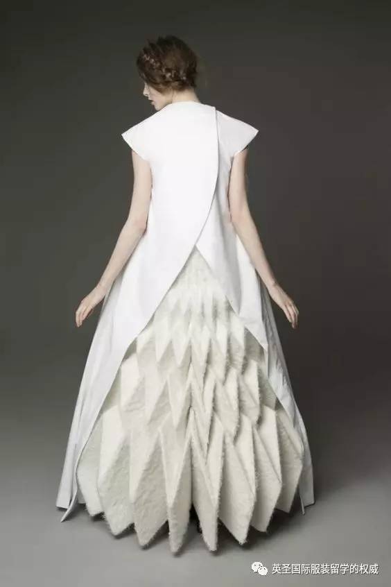 皮革与针织面料镶拼的服装是拼接装饰工艺的一种,多样的服装装饰工艺