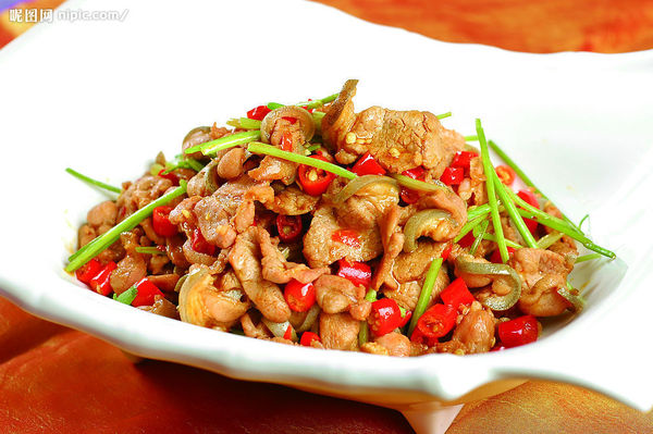 4, 菜品种类包括:1,酸豆角肉末; 2,芹菜香干; 3,红烧茄子; 4,农家小炒